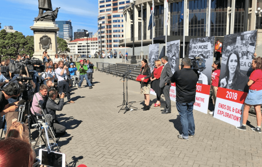 Jacinda Ardern accepting Greenpeace’s petition at Parliament. (Twitter/ David Tong, WWF New Zealand. @Davidxvx)  
