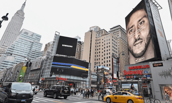 A Nike ad featuring American football quarterback Colin Kaepernick in New York in 2018 (Photo: Angela Weiss/AFP via Getty Images) 
