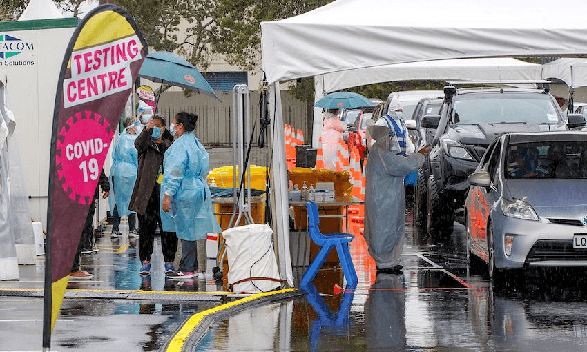 Motorists queue at the Ōtara testing station. (Photo: DAVID ROWLAND / AFP)  
